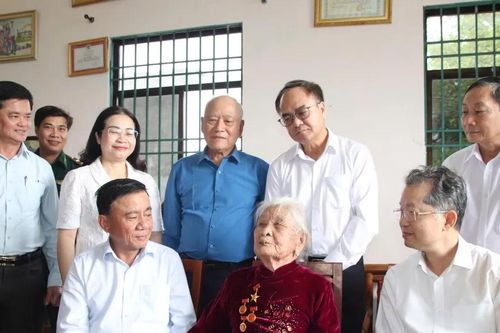 Thường trực Ban Bí thư Trần Cẩm Tú thăm, tặng quà người có công tại TP Đà Nẵng