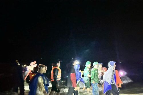 Nỗ lực tìm kiếm 2 người dân mất tích trên biển ở Hà Tĩnh