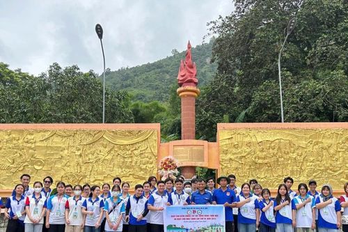 Sinh viên Trường ĐH Y Dược Cần Thơ cùng 'Gieo mãi những nụ cười'