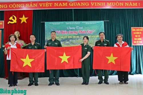 Trao quà và học bổng cho học sinh khu vực biên giới Tuyên Quang