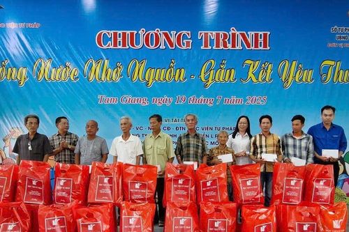 Học viện Tư pháp (cơ sở TPHCM) trao tặng nhà tình nghĩa và quà cho gia đình chính sách, trẻ mồ côi hiếu học tại Cà Mau