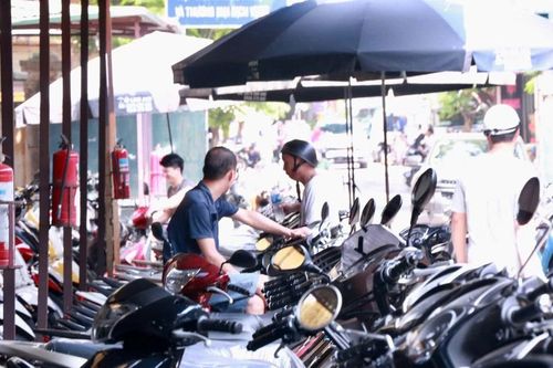 Cảnh đìu hiu ở chợ xe máy cũ lớn nhất Hà Nội
