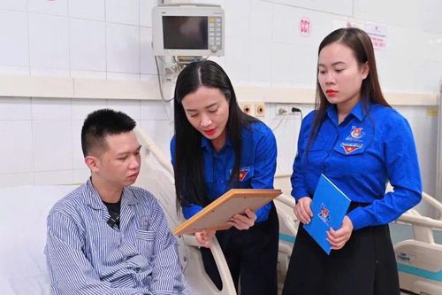 Trao Huy hiệu Tuổi trẻ dũng cảm cho đoàn viên cứu 4 người vụ lật tàu trên vịnh Hạ Long