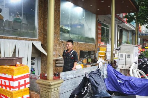 Người Hà Nội 'be bờ, đắp đập' chống bão số 3