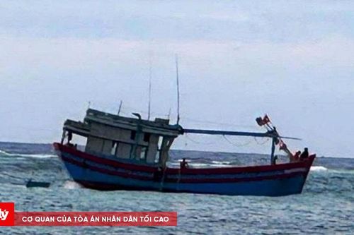 Tàu cá Quảng Ngãi mắc cạn trên vùng biển Lý Sơn