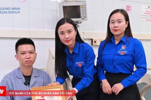 Trao Huy hiệu 'Tuổi trẻ dũng cảm' cho đoàn viên cứu 4 người vụ lật tàu trên vịnh Hạ Long
