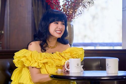 NSND Thanh Lam ngày càng nhuận sắc, máu lửa ở tuổi 56