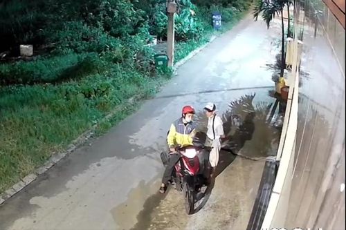 Phẫn nộ hình ảnh nam thanh niên cướp giật hơn 100 tờ vé số của người bệnh
