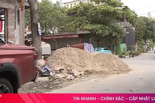Vỉa hè, lòng lề đường thành bãi tập kết vật liệu xây dựng
