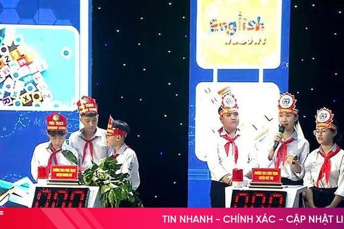 Thí sinh mang bánh gai, đũa cau Nàng Rưng lên sân khấu 'Ô cửa tiếng Anh' mùa 2