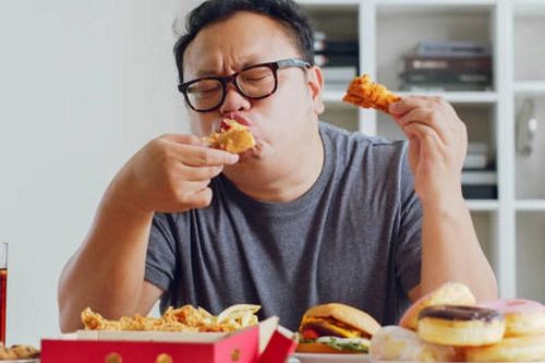 Những tác động sức khỏe tiêu cực từ việc ăn quá no mà bạn cần tránh