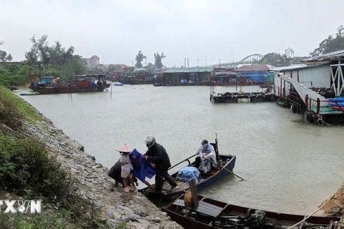 Hàng loạt địa phương sơ tán người dân ở khu vực có nguy cơ bị ngập sâu