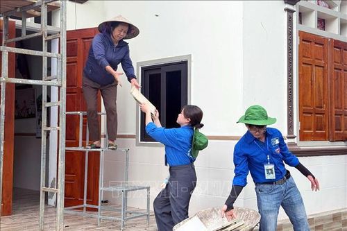 Ứng phó với bão số 3: Hà Tĩnh lợp lại nhà bị tốc mái do ảnh hưởng bởi dông lốc