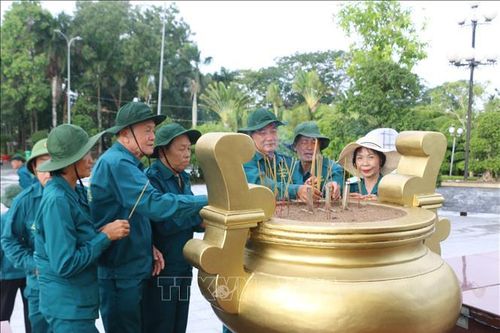 Thầm lặng chăm lo phần mộ các anh hùng, liệt sỹ