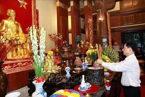 Dâng hương Chủ tịch Hồ Chí Minh, thăm và tặng quà gia đình chính sách