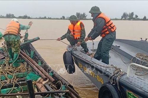 Cứu hộ kịp thời 2 bè mảng bị chết máy trên đường tránh trú bão số 3