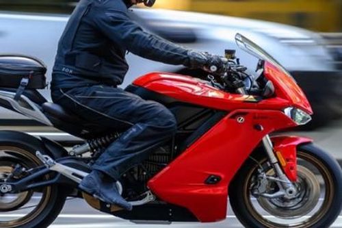 Top 10 xe máy điện có pin cực khủng, có xe chạy hơn 418 km/lần sạc