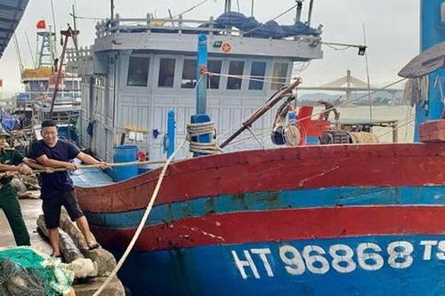 Hà Tĩnh: 2 người mất tích, 58 tàu cá bị sóng đánh chìm trước cơn bão số 3