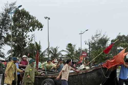 Hỗ trợ ngư dân đưa thuyền lên bờ, kiểm tra, túc trực phòng chống bão số 3