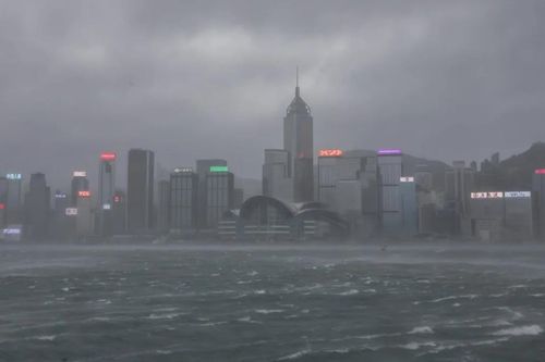 Bão Wipha tàn phá Hong Kong (Trung Quốc): Nhiều người bị thương, hàng nghìn hành khách mắc kẹt
