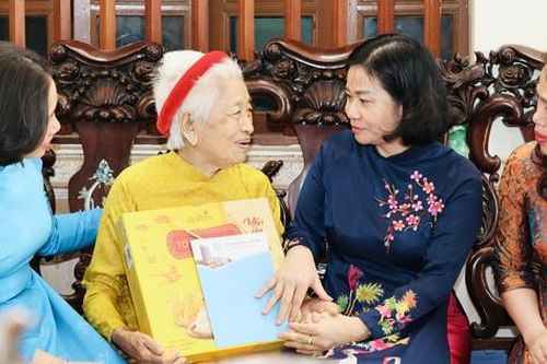 Lãnh đạo Hội LHPNVN tri ân Mẹ Việt Nam anh hùng, người có công, gia đình chính sách tại Hà Nội