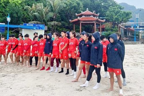 Trước bão số 3, Đội tuyển nữ Việt Nam vẫn hăng say luyện tập tại Quảng Ninh