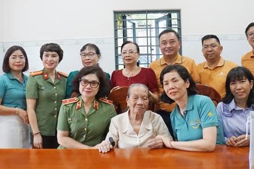 Lãnh đạo Hội LHPNVN và phụ nữ Công an nhân dân thăm hỏi, tri ân các Mẹ Việt Nam Anh hùng ở Tây Ninh