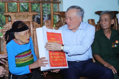 Phó Thủ tướng Thường trực Chính phủ Nguyễn Hòa Bình thăm, tặng quà gia đình chính sách tại tỉnh Thanh Hóa