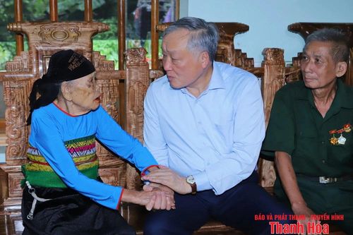 Phó Thủ tướng Thường trực Chính phủ Nguyễn Hòa Bình thăm, tặng quà gia đình chính sách, người có công với cách mạng trên địa bàn tỉnh Thanh Hóa