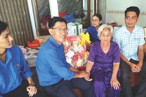 Tri ân Bà mẹ Việt Nam anh hùng
