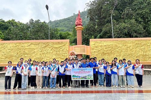 Sinh viên Trường Đại học Y dược Cần Thơ tổ chức Chiến dịch mùa hè xanh tại xã Ô Lâm