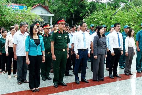 Lãnh đạo xã Ô Lâm dâng hương tại Khu Di tích lịch sử Ô Tà Sóc và thăm gia đình thương binh