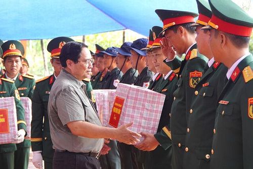 Thủ tướng Chính Phủ Phạm Minh Chính tặng quà lực lượng vũ trang tỉnh An Giang