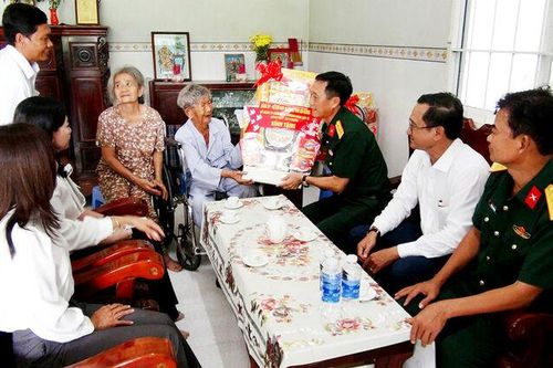 Bộ Chỉ huy Quân sự tỉnh thăm Anh hùng Lực lượng vũ trang nhân dân, đại tá Lê Thành Cư
