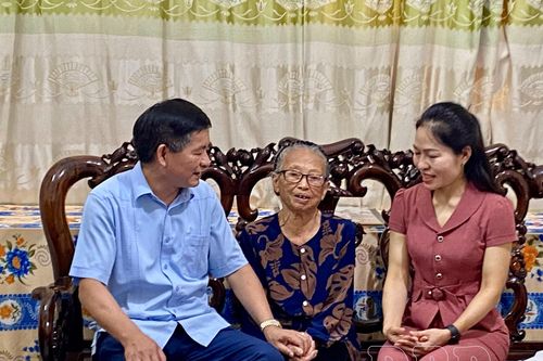 Chủ tịch UBND tỉnh Lê Thành Đô thăm, tặng quà gia đình chính sách