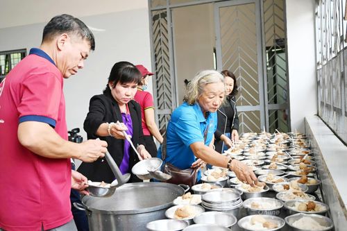 1 ngàn suất ăn thiện nguyện được trao cho các bệnh nhân tại Bệnh viện Tâm thần Trung ương 2