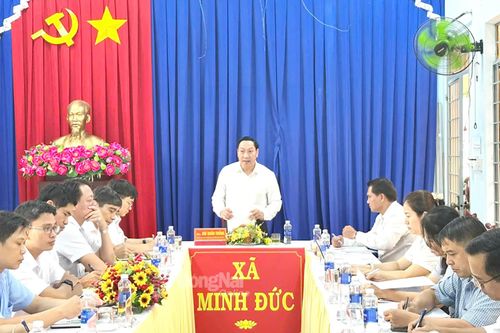 Phó trưởng đoàn chuyên trách Đoàn Đại biểu Quốc hội tỉnh Bùi Xuân Thống làm việc tại xã Minh Đức