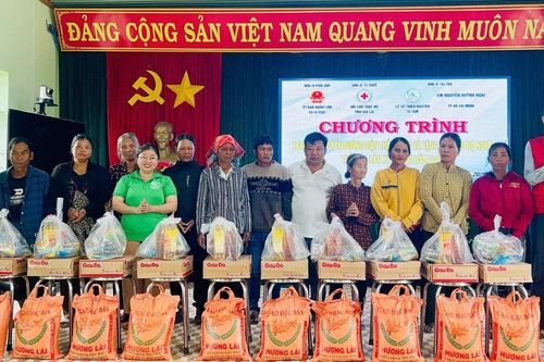 Trao tuyến đường điện thắp sáng và tặng quà cho hộ nghèo xã Ia Rsai