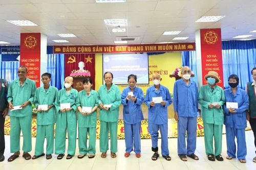 Hội Bảo trợ người khuyết tật, bệnh nhân nghèo và quyền trẻ em tỉnh Khánh Hòa: Trao 100 phần quà cho bệnh nhân mắc bệnh hiểm nghèo