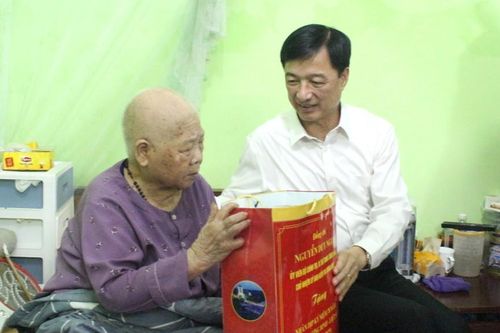 Đoàn công tác của Trung ương thăm, tặng quà gia đình người có công trên địa bàn tỉnh