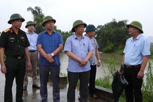 Lãnh đạo UBND tỉnh kiểm tra công tác ứng phó cơn bão số 3 tại một số xã