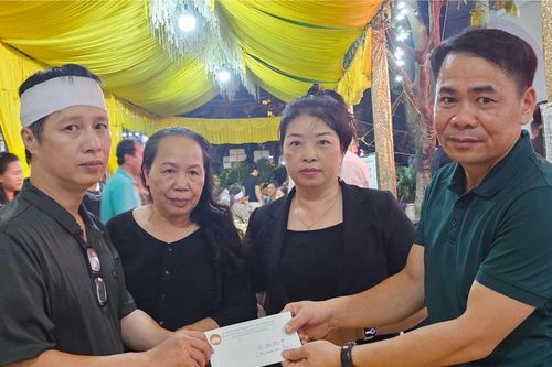 MTTQ Việt Nam tỉnh Lào Cai trao hỗ trợ nạn nhân vụ lật thuyền do thiên tai tại Vịnh Hạ Long