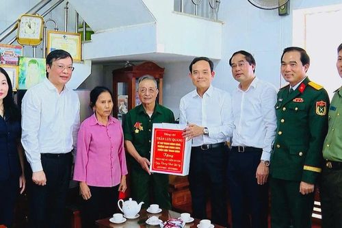 Bí thư Trung ương Đảng Trần Lưu Quang thăm, tặng quà gia đình chính sách, người có công tại xã Quy Mông