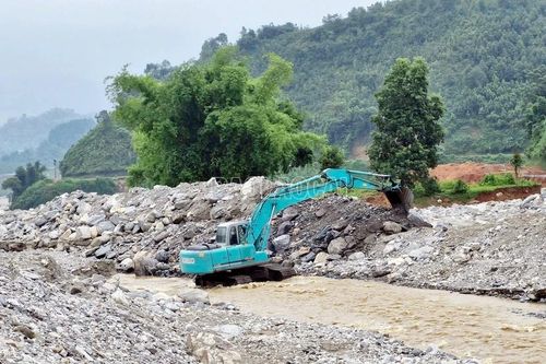 Khẩn trương nạo vét, khơi thông dòng chảy suối Nà Lặc (xã Trịnh Tường)
