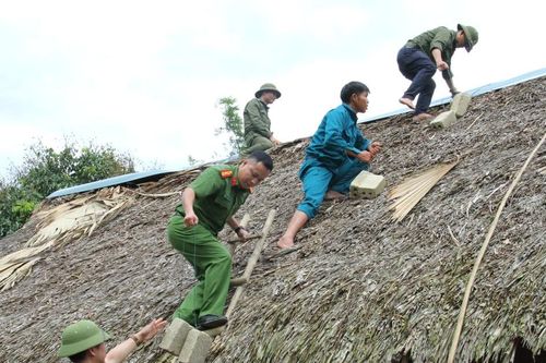 Công an xã Chiềng Ken giúp người dân gia cố lại nhà sau cơn dông lốc