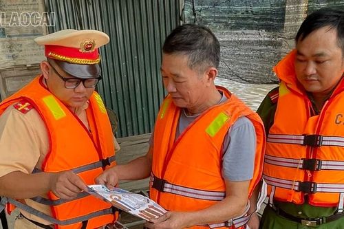 Tuyên truyền, ký cam kết với các hộ dân xã Bảo Thắng có phương tiện thủy chủ động ứng phó với hoàn lưu bão số 3