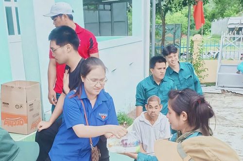 Tặng 150 suất quà cho người dân khó khăn xã Tuy Phong
