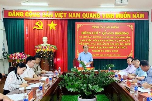 Đồng chí Y Quang BKrông kiểm tra công tác chuẩn bị Đại hội Đảng bộ xã Quảng Khê