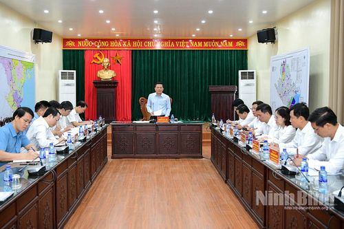 Lãnh đạo UBND tỉnh làm việc với Ban Quản lý Khu kinh tế và các khu công nghiệp tỉnh