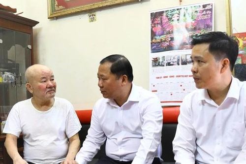 Phó Bí thư Thường trực Tỉnh ủy Nguyễn Phi Long thăm, tặng quà gia đình người có công tại phường Hòa Bình